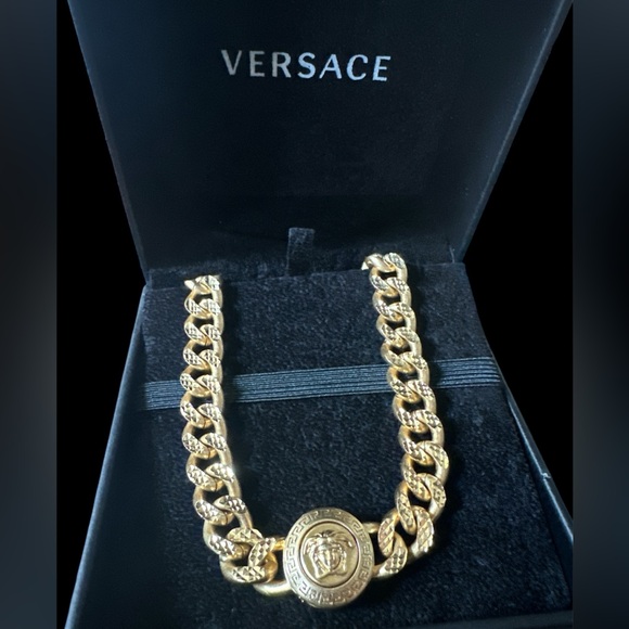 Versace Gold Medusa Chain Necklace! NEW IN BOX! - Picture 3 of 6
